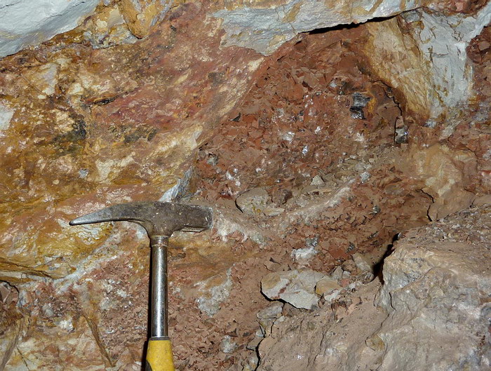 Jorf – geoda z kryształami fluorytu, niestety skała jest zbyt twarda by normalnymi technikami wydobyć całe okazy
