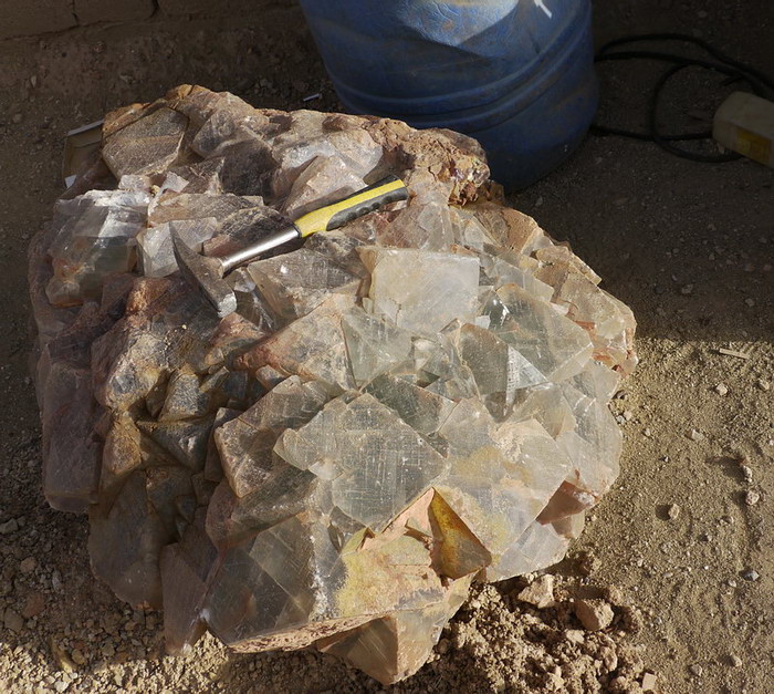Jorf – szczotka wielkich kryształów fluorytu przed budynkiem dyrekcji kopalni
