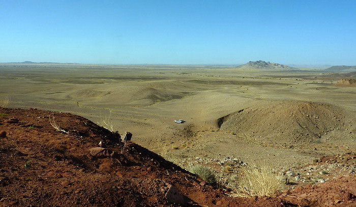 Hassi El Bega – miejsce gdzie kuesta kredowych piaskowców jest pocięta licznymi sztolniami drążonymi za kośćmi i zębami dinozaurów