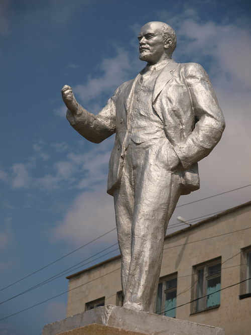 praktycznie w każdej większej miejscowości natrafić można na pomnik Lenina... 